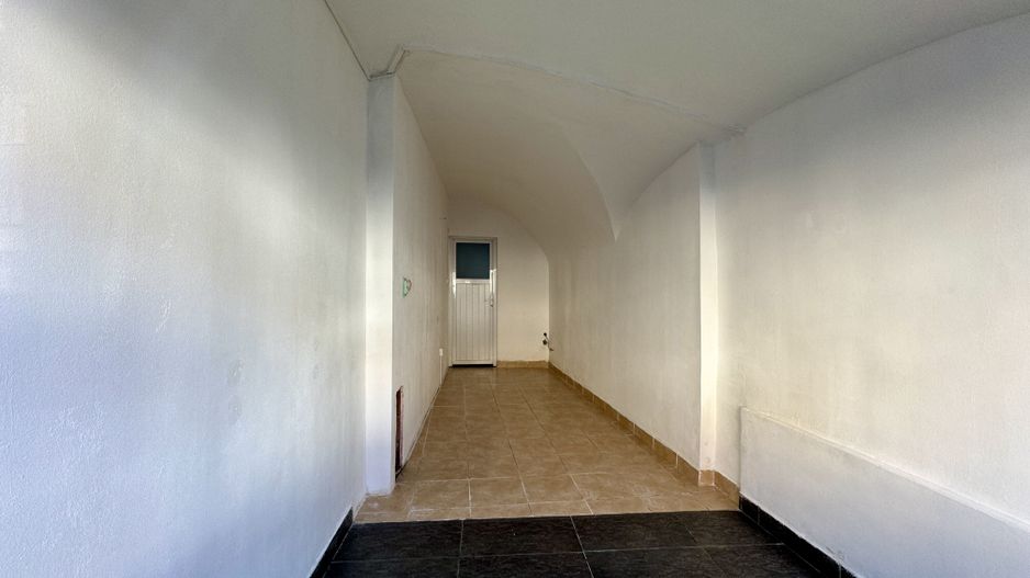 Spatiu comercial de inchiriat la parter in zona centrala - Poză 4