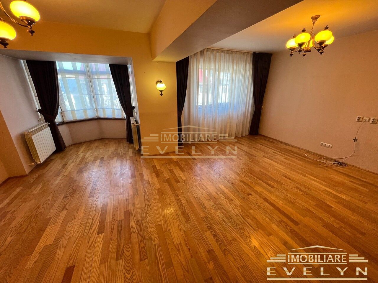 Apartament de vanzare pe doua nivele, zona Pietonalul Transilvaniei, pret 180000 euro - Poză 2