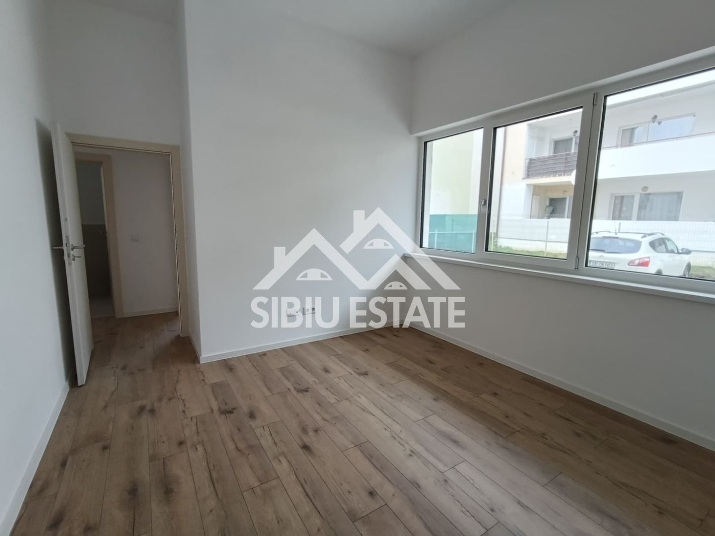 Apartament luminos, ideal locuință sau birou ,parter, 2 locuri parcare - Poză 11