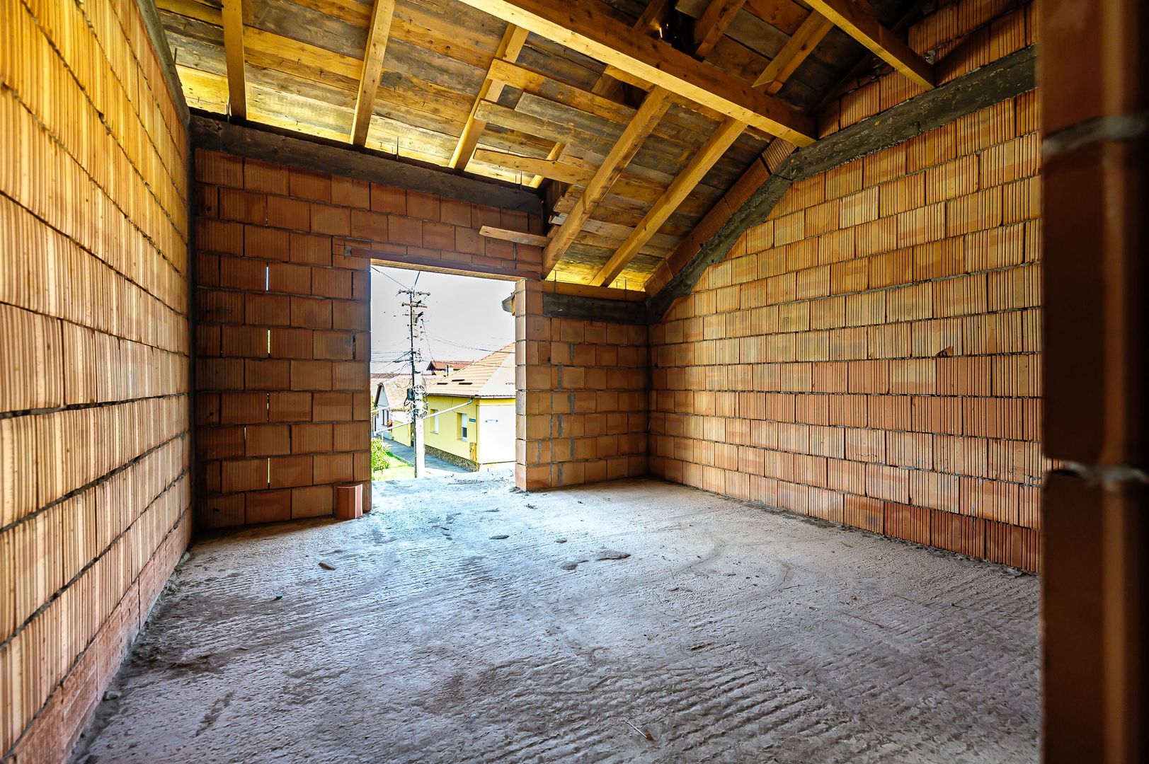 Casă la roșu în Aradul Nou. Zona Adam Müller-Guttenbrunn - Poză 6