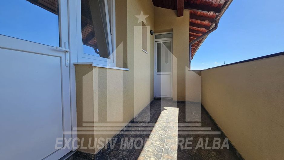 Apartament cu 4 camere si scara interioara de vanzare, Lipoveni - Poză 8