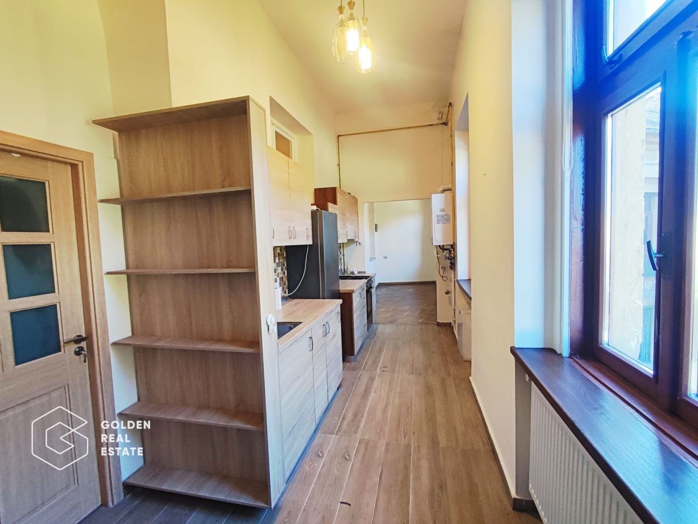 Apartament cu 3 camere, spatiu interior mare, renovat integral, Bld, Revolutiei - Poză 2