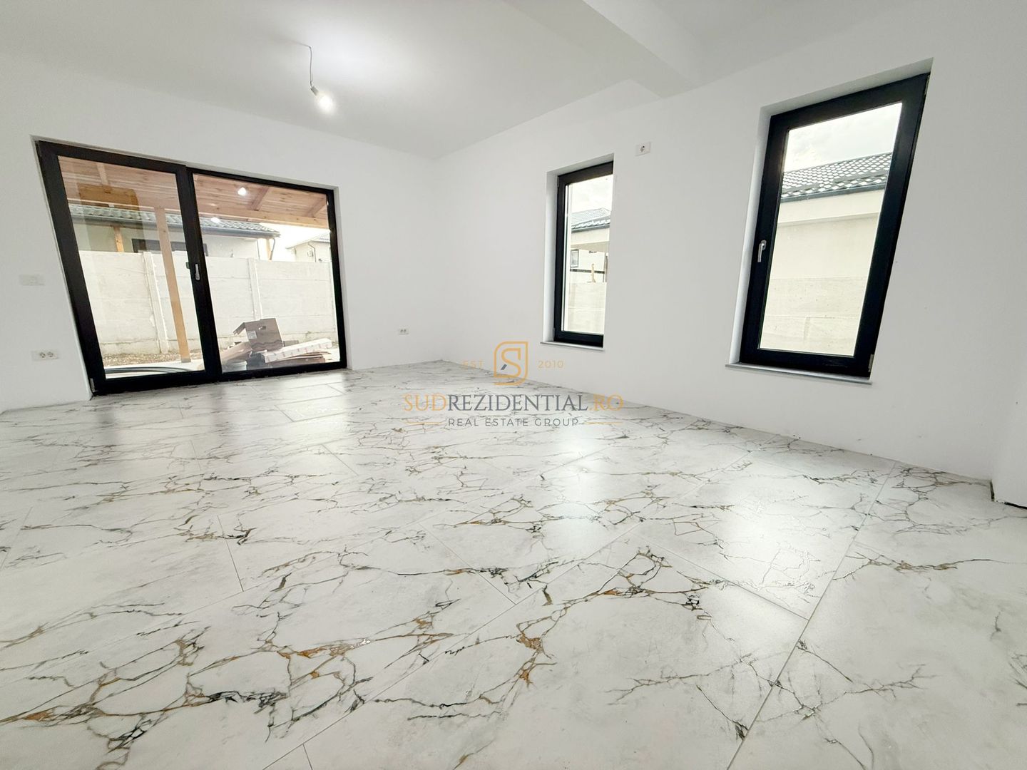 Vila individuala cu 5 camere / 3 bai / dressing / teren 343 mp - Poză 4