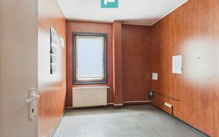 Hală industrială cu pod rulant și parcare betonată - Poză 3