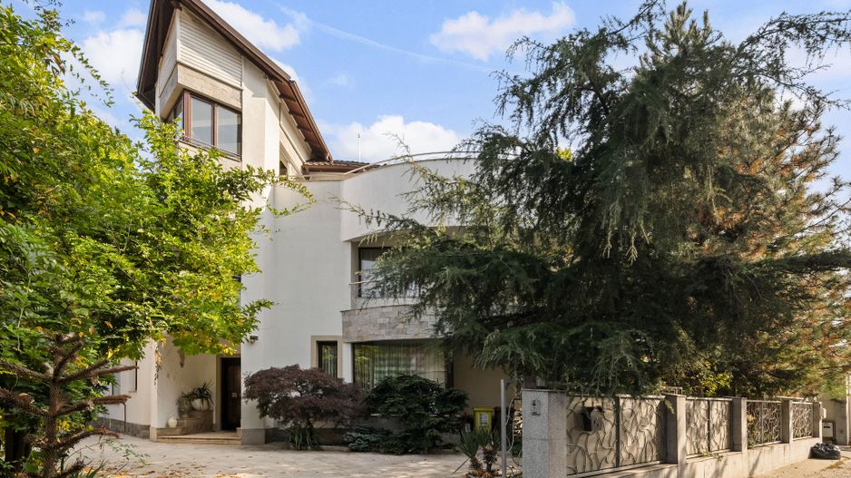 VILA ELEGANTA 5 CAMERE CU CURTE SI TERASA || EROU IANCU NICOLAE- PIPERA - Poză 1