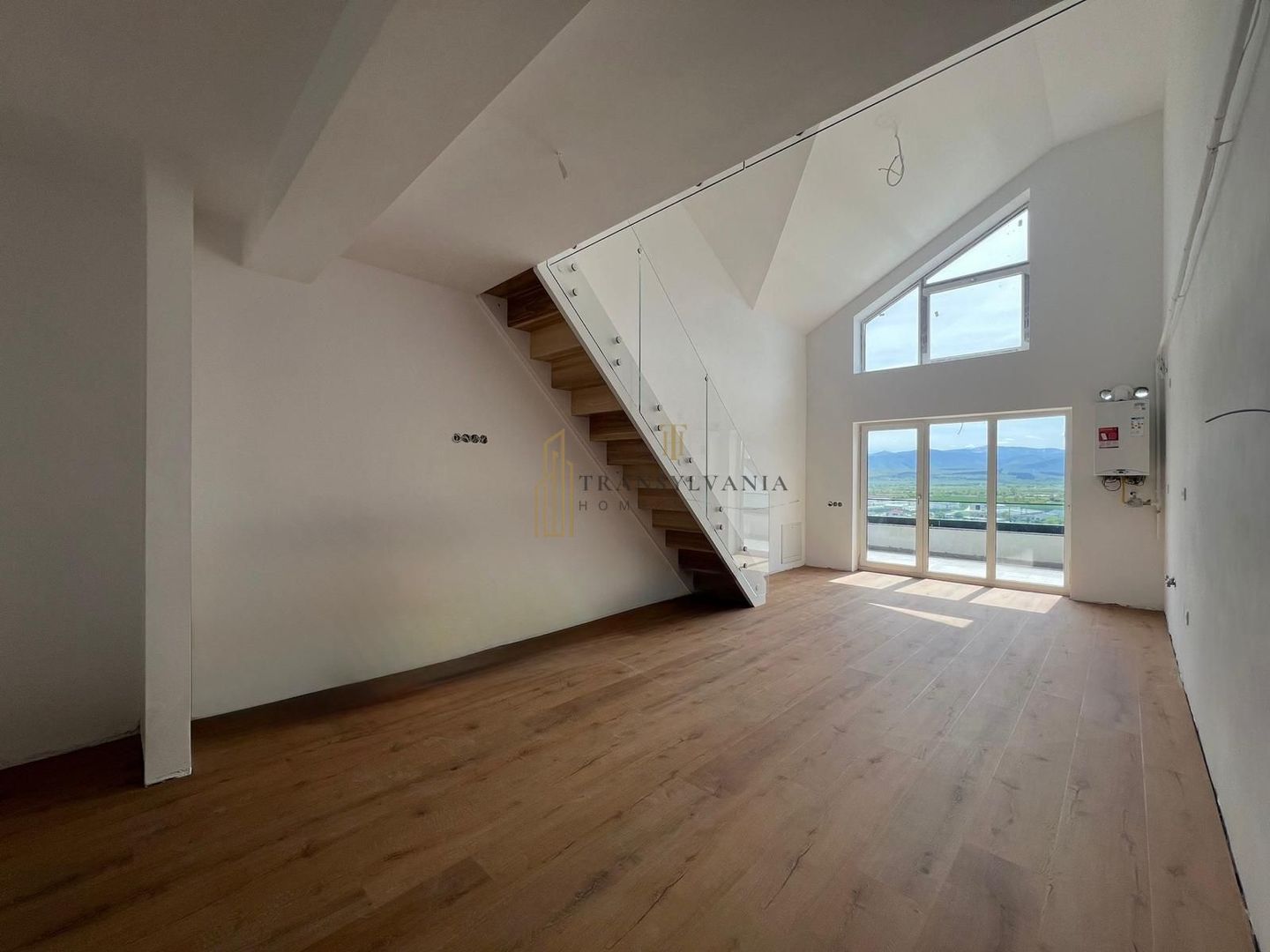 Apartament 4 camere, suprafata generoasa - Poză 1