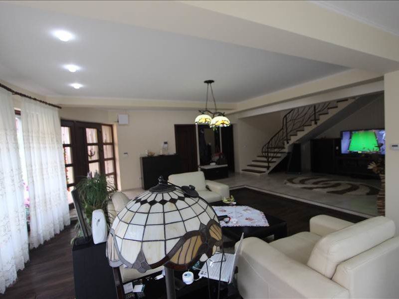 Casă / Vilă cu 6 camere de vânzare în zona Mehala - Poză 2