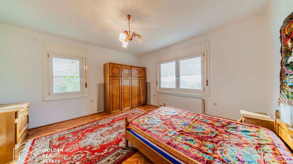 Vila superba, P+E,  Cuvin, 9 camere, 200 mp si teren 1300 mp plus anexa 3 camere - Poză 14