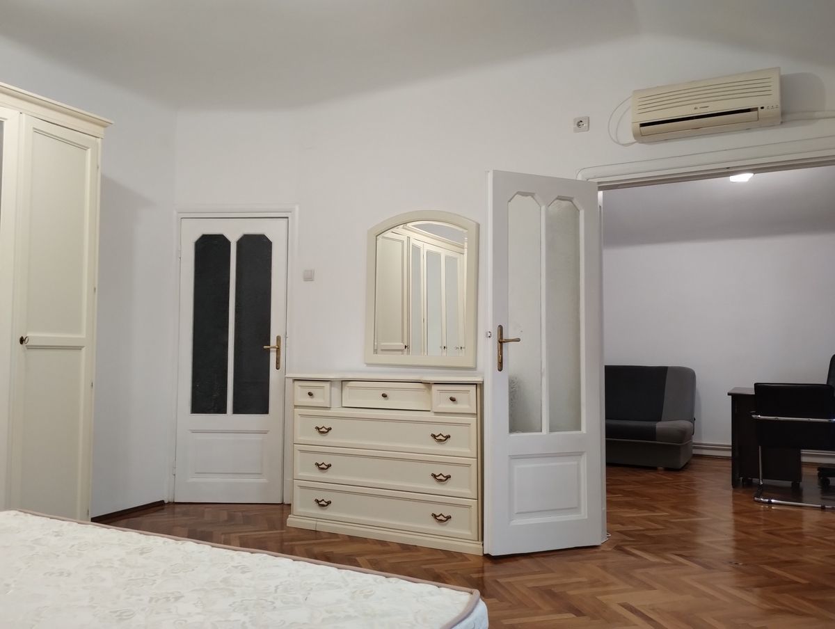 Închiriez apartament 3 camere, Calea Calarasi,renovat,centrală proprie - Poză 4