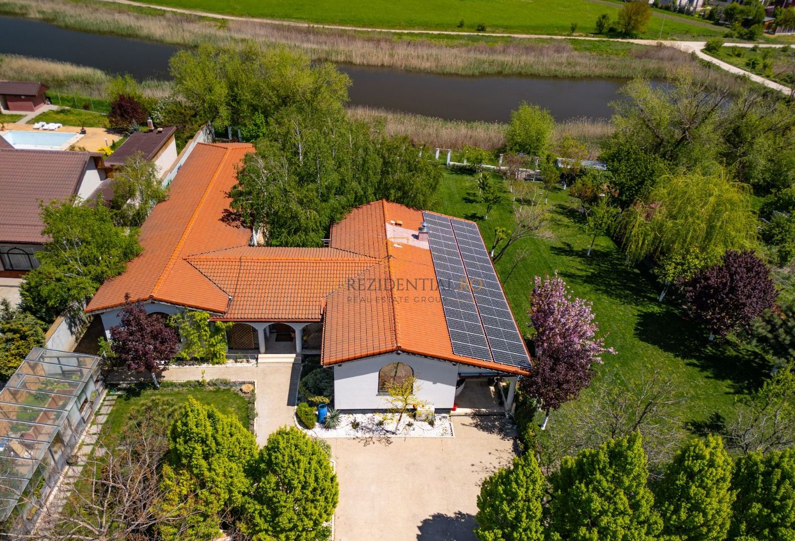 Resedinta spectaculoasa  – Vila exclusivista deschidere directa la lac - Poză 2