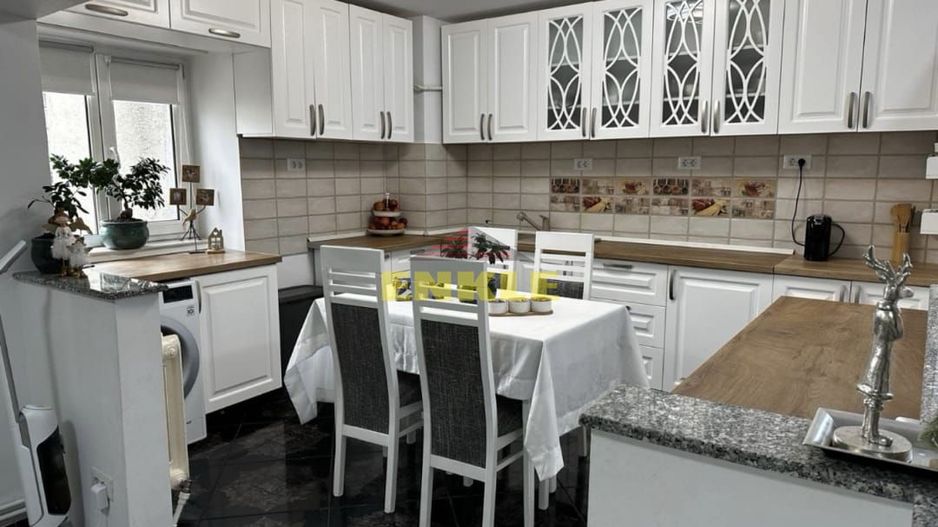 De vânzare apartament 3 camere decomandat, zona Ultracentrala. - Poză 2