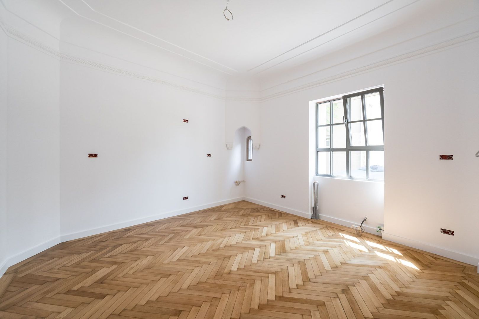 O BIJUTERIE ASCUNSA IN CENTRUL BUCURESTIULUI - Poză 3