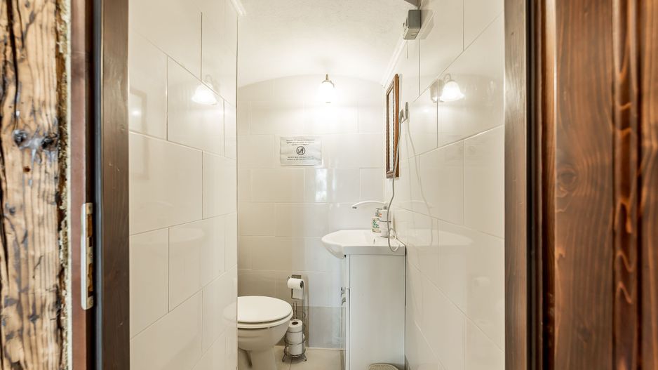 Spatiu comercial cu intrare din strada, fatada in curs de renovare - Poză 6
