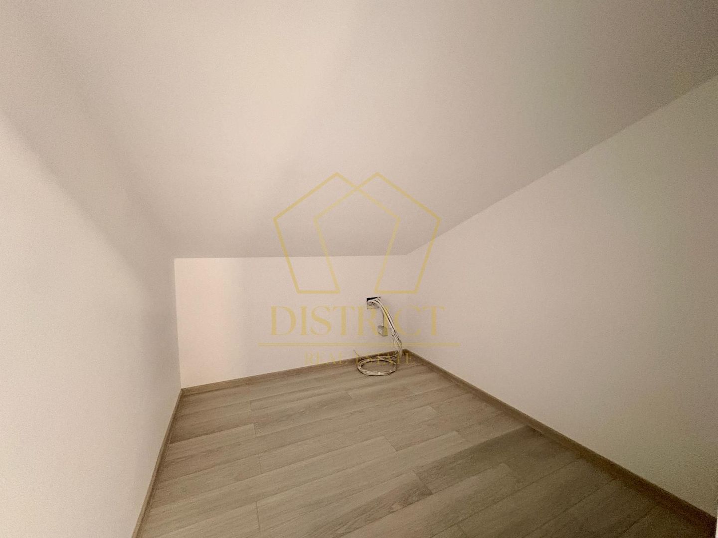 Duplex cu 4 camere si bucătărie închisă | Mosnita Veche - Poză 13