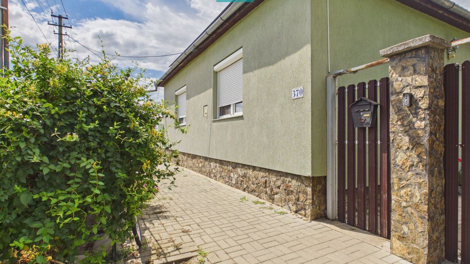 Casă cu 4 camere și teren de 1.910 mp în Macea - Poză 1