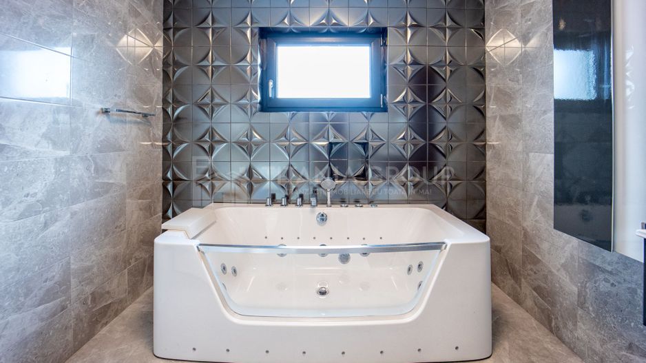 Prestigiu si eleganta! Proprietate de LUX, cu garaj si piscina -Harman - Poză 24