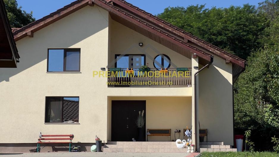 Vilă P+M cu teren de 4.200 mp + Garaj - Onești - Poză 1