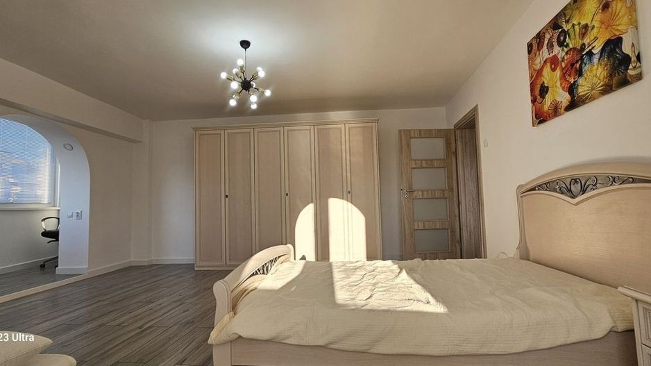 Garsonieră spațioasă cu vedere panoramică, 2 balcoane - Poză 1