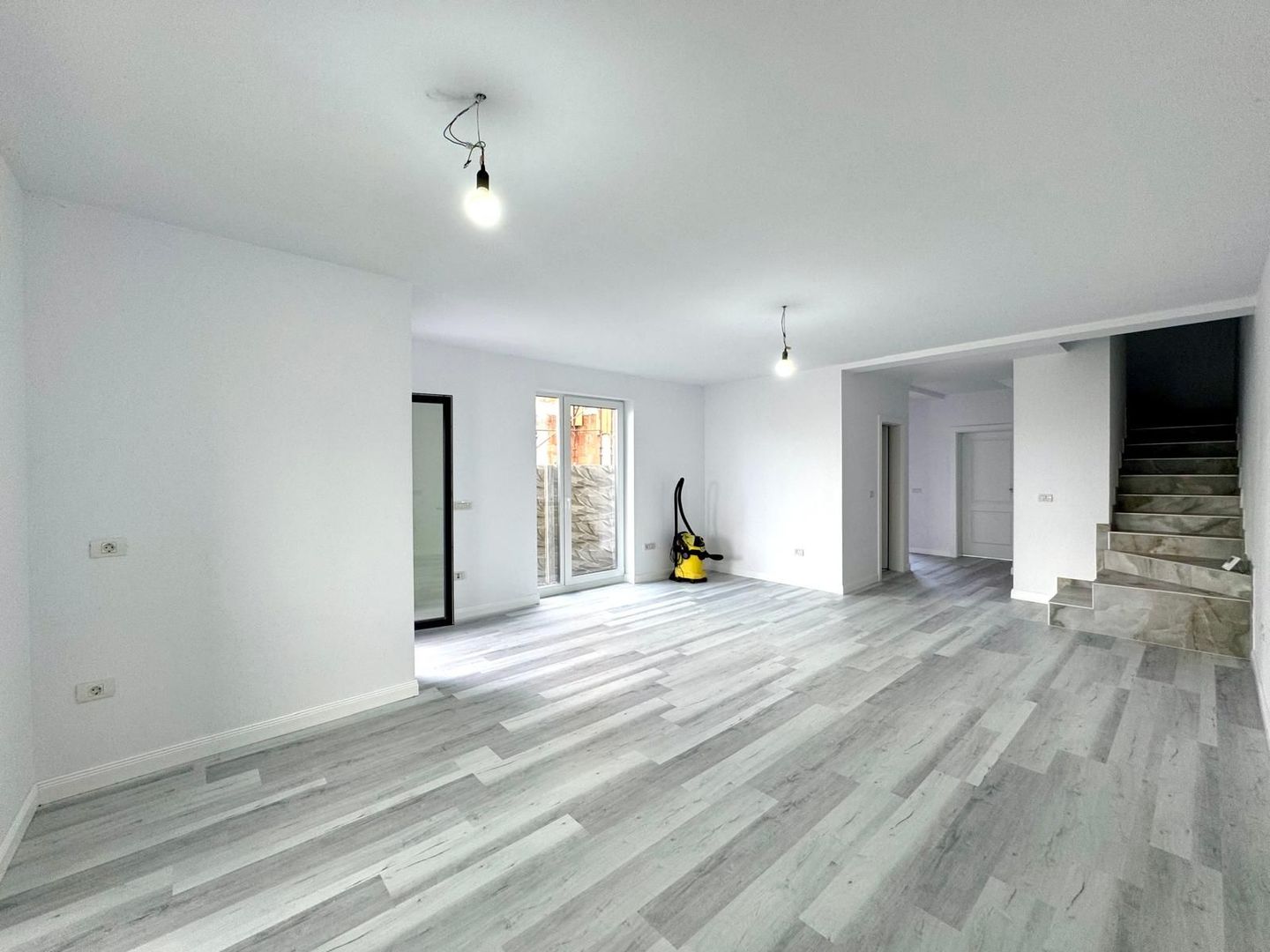 Duplex 4 camere -140.000€ pozitie excelenta |Săcălaz| - Poză 1