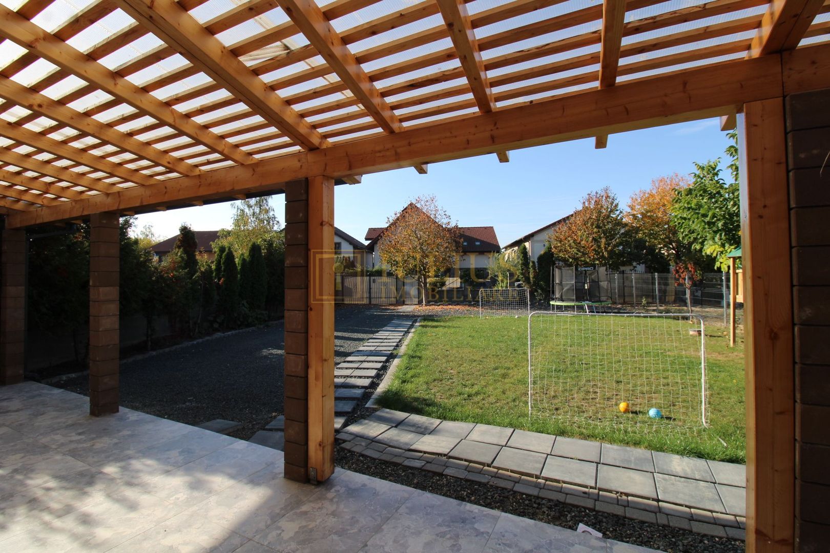 Curte, 4 apartamente, 8 camere, perfectă pt activități educaționale-Dumbravita - Poză 29