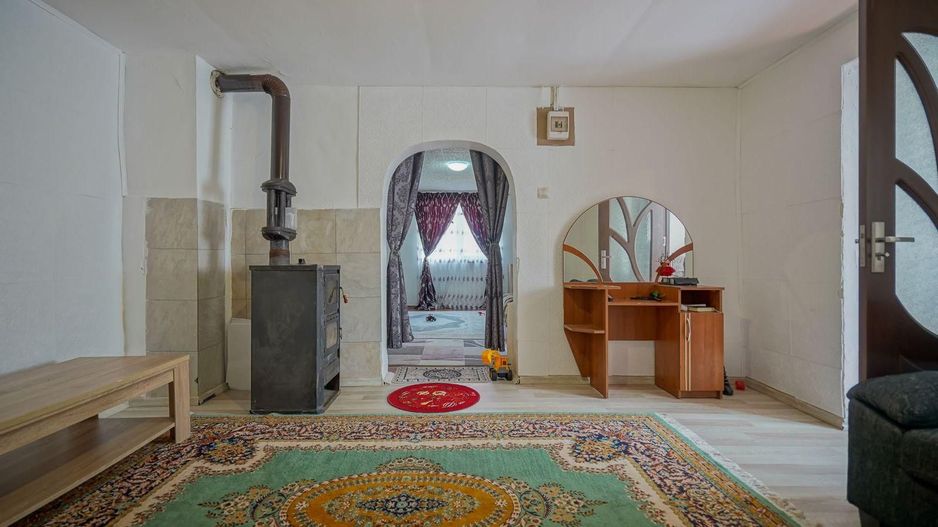 Casă bătrânească cu 3 camere la vânzare - Sânpetru - Poză 2
