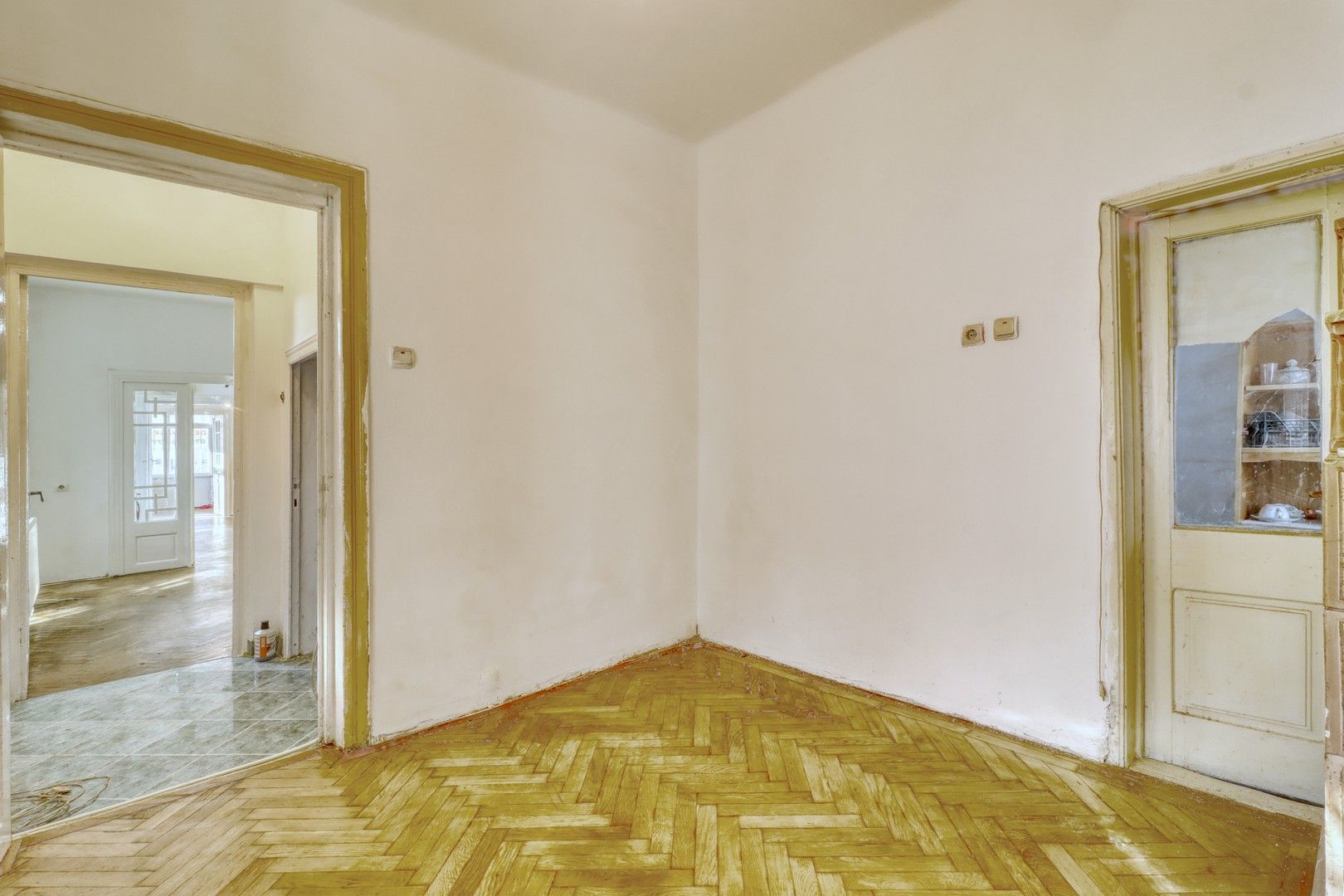 Centru- Casă boierească individuală- 5 camere si  451 mp teren - Poză 7