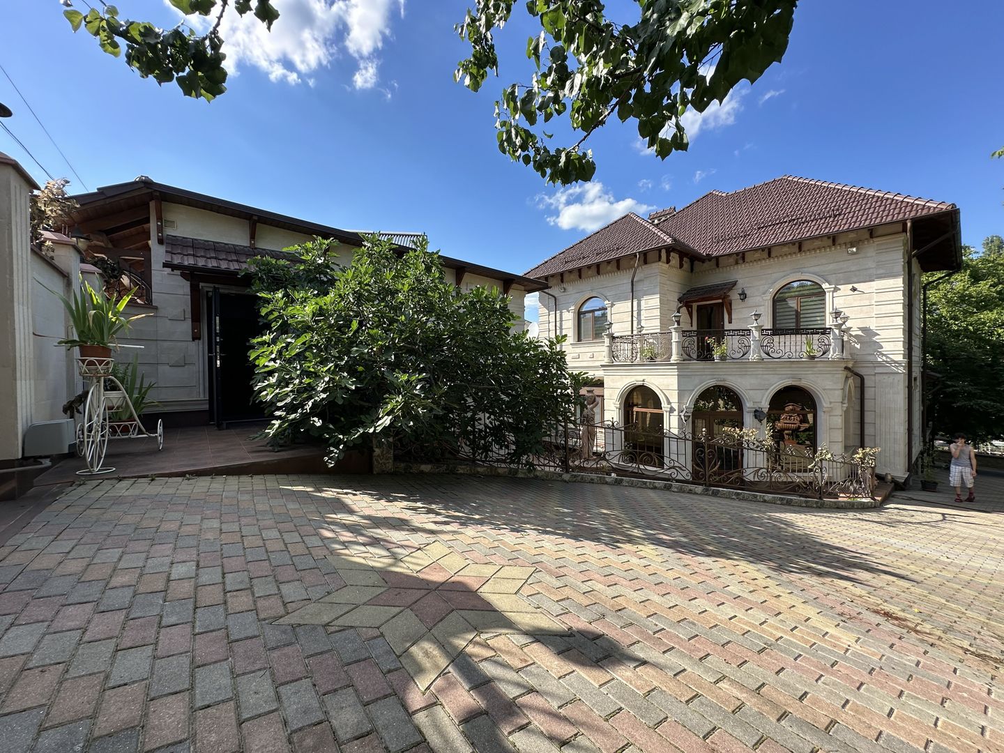 Casă în Buiucani, de vânzare, cu suprafața de 338m2. Pe teren de 14 ari. - Poză 2