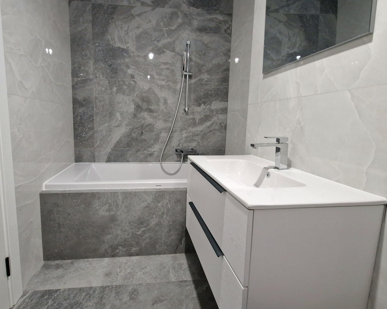 Apartament de lux cu terasa, complet utilat - Poză 9