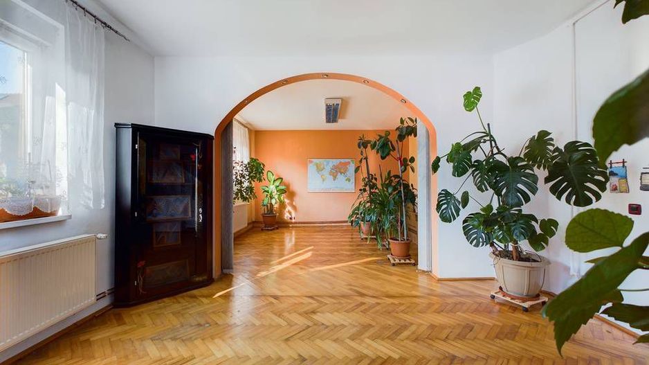 Casă generoasă în Grădiște - Poză 2