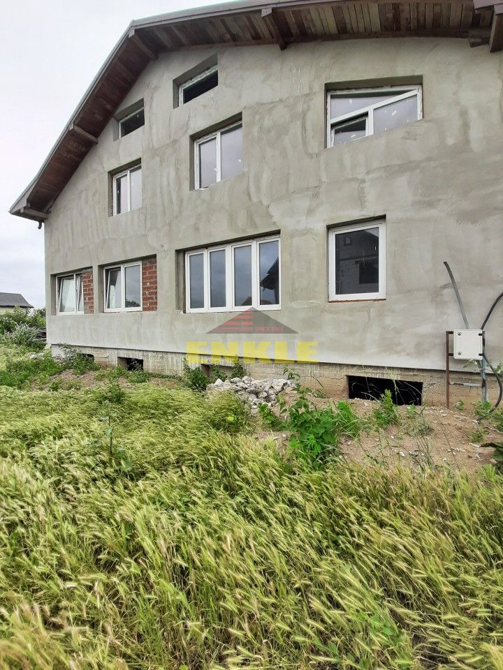 Casa la rosu, suprafata 330 mp + teren 1120 mp, D+P+1 , 140000 Euro neg - Poză 1