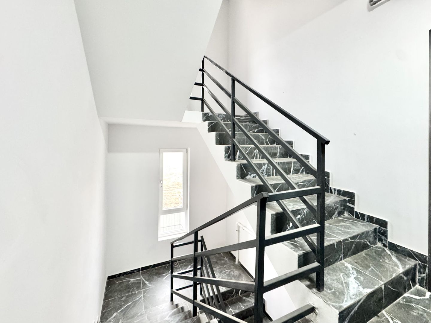 Luminos și modern: Apartament cu 3 camere în Braytim - Poză 27