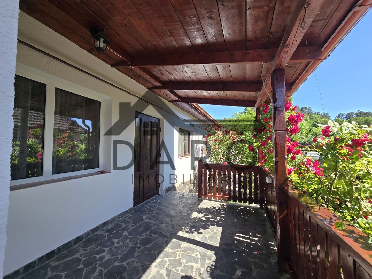 Casa in Livezeni , 140  mp utili , in centrul localitatii . - Poză 1