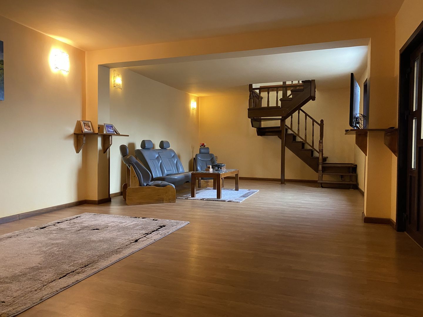 Vanzare casă la poalele Bucegilor!Potential pt. locuinta sau pensiune - Poză 1