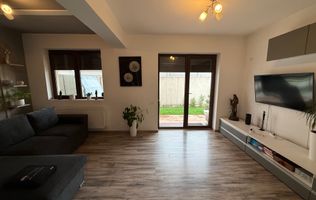 Casă înșiruită complet mobilată + curte+ 2 parcari în complex inchis!
