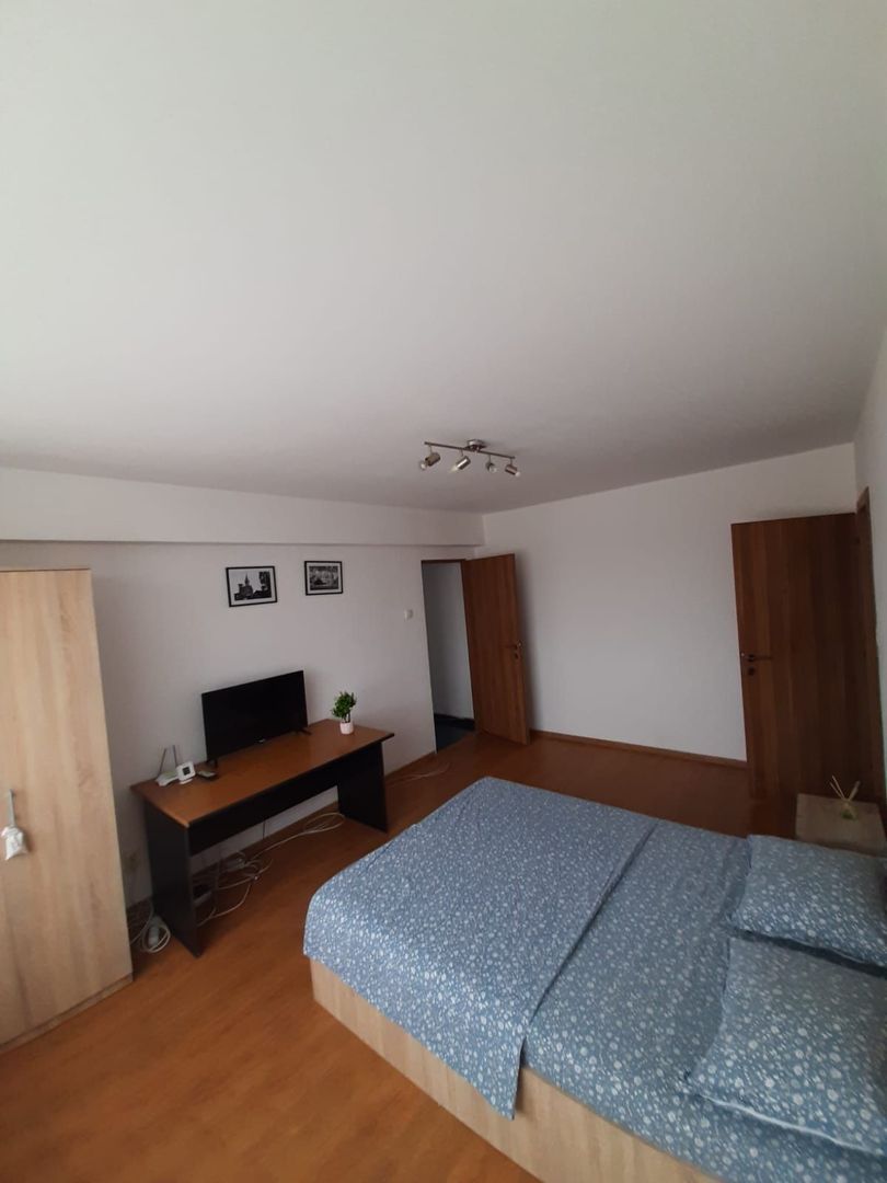 Apartament cu 3 camere - Centru/Piata 700 - Poză 2