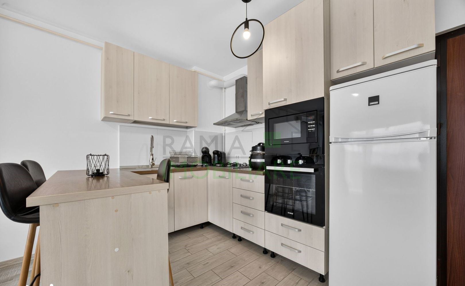 Apartament 2 camere,mobilat și utilat, parcare inclusă - Poză 2