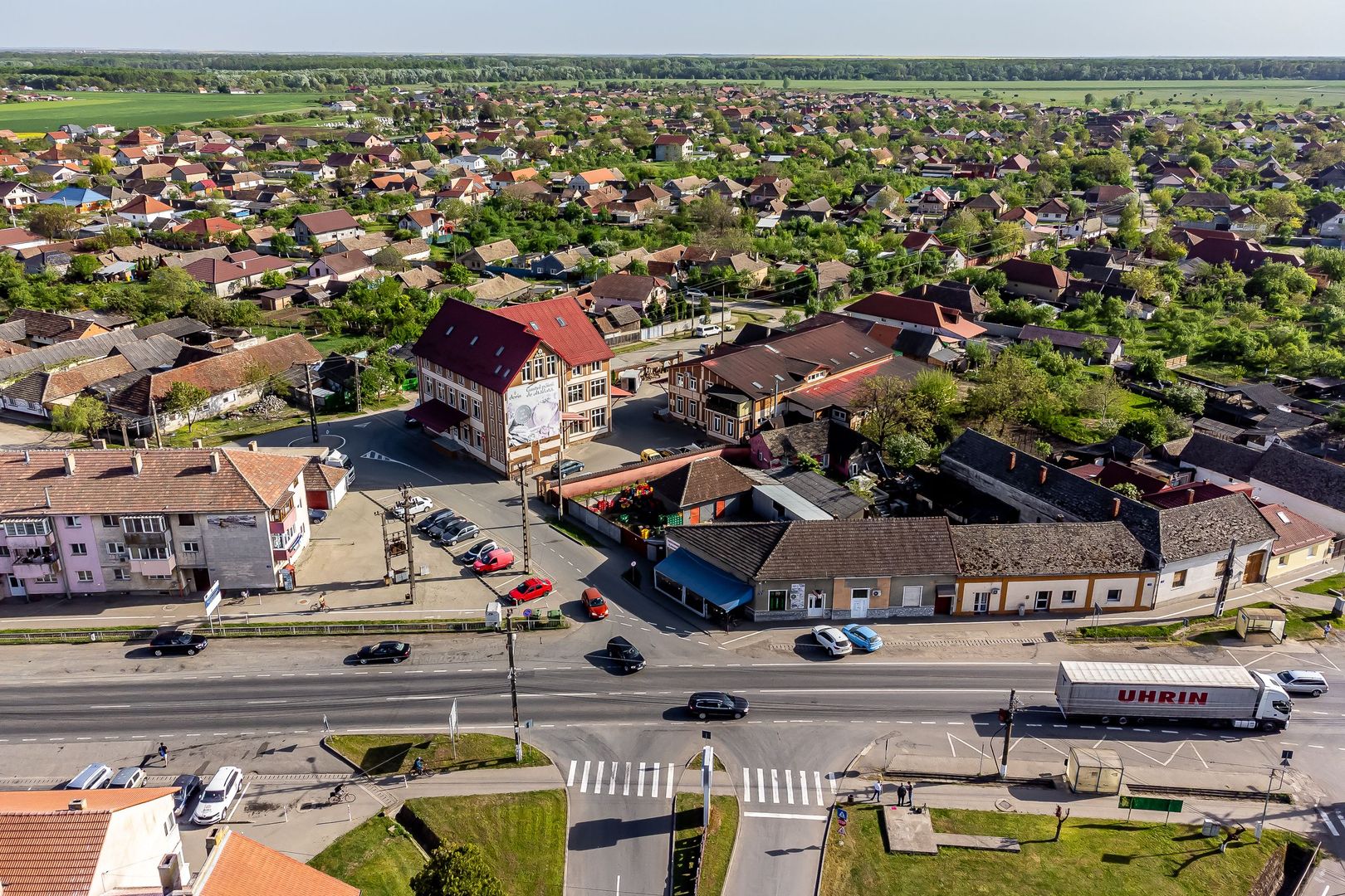 Imobil cu spații comerciale bine poziționat. pe DN în Pecica. - Poză 4