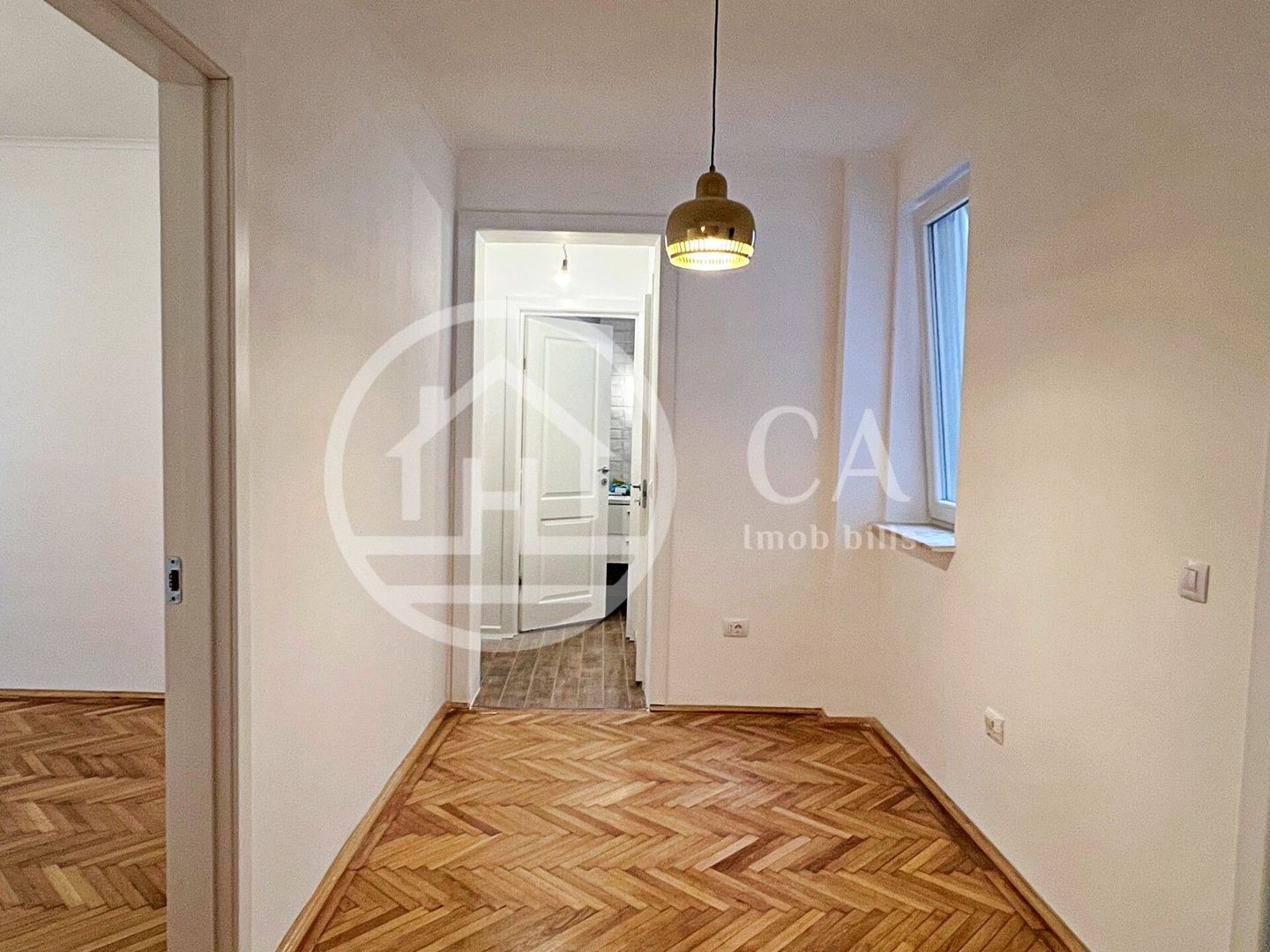 Apartament cu 3 camere de vânzare in cartierul Rogerius, Oradea - Poză 3