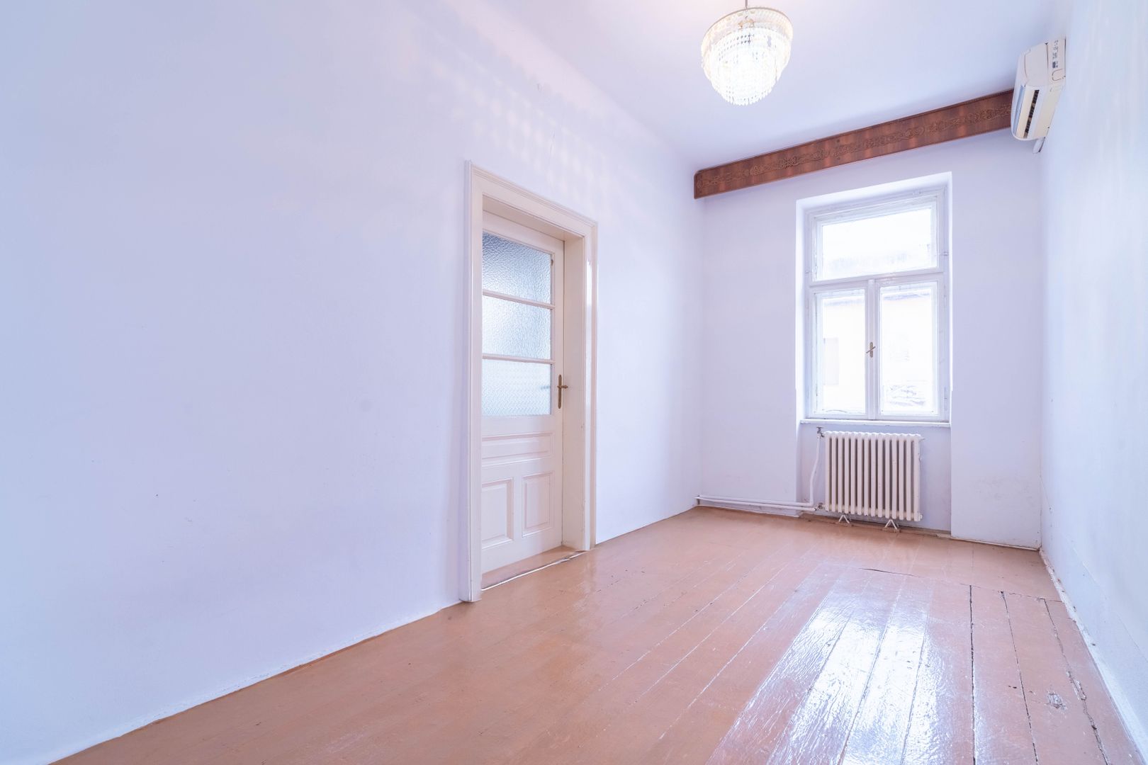 PRET NOU! Apartament la casă, ultracentral– curte proprie și garaj - Poză 3