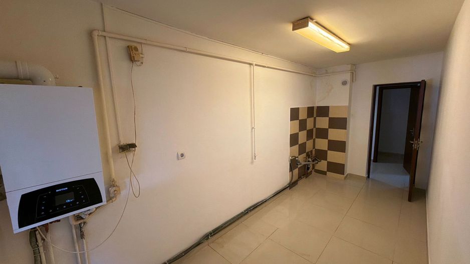 Apartament cu 3 camere decomandat 72 M² cu balcon și pivniță - Poză 5