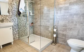 Vila cu 6 camere 4 bai, zona Spitalul Judetean, cu spa, garaj, beci - Poză 17