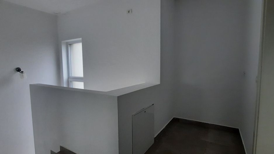 Locuinta cu 3 camere, curte si 2 locuri de parcare - Poză 12