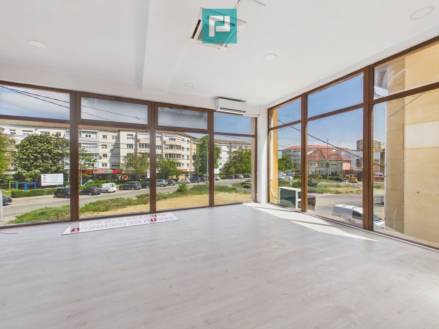 Spațiu comercial renovat, vitrină 8 m, Etaj 1 - Poză 1