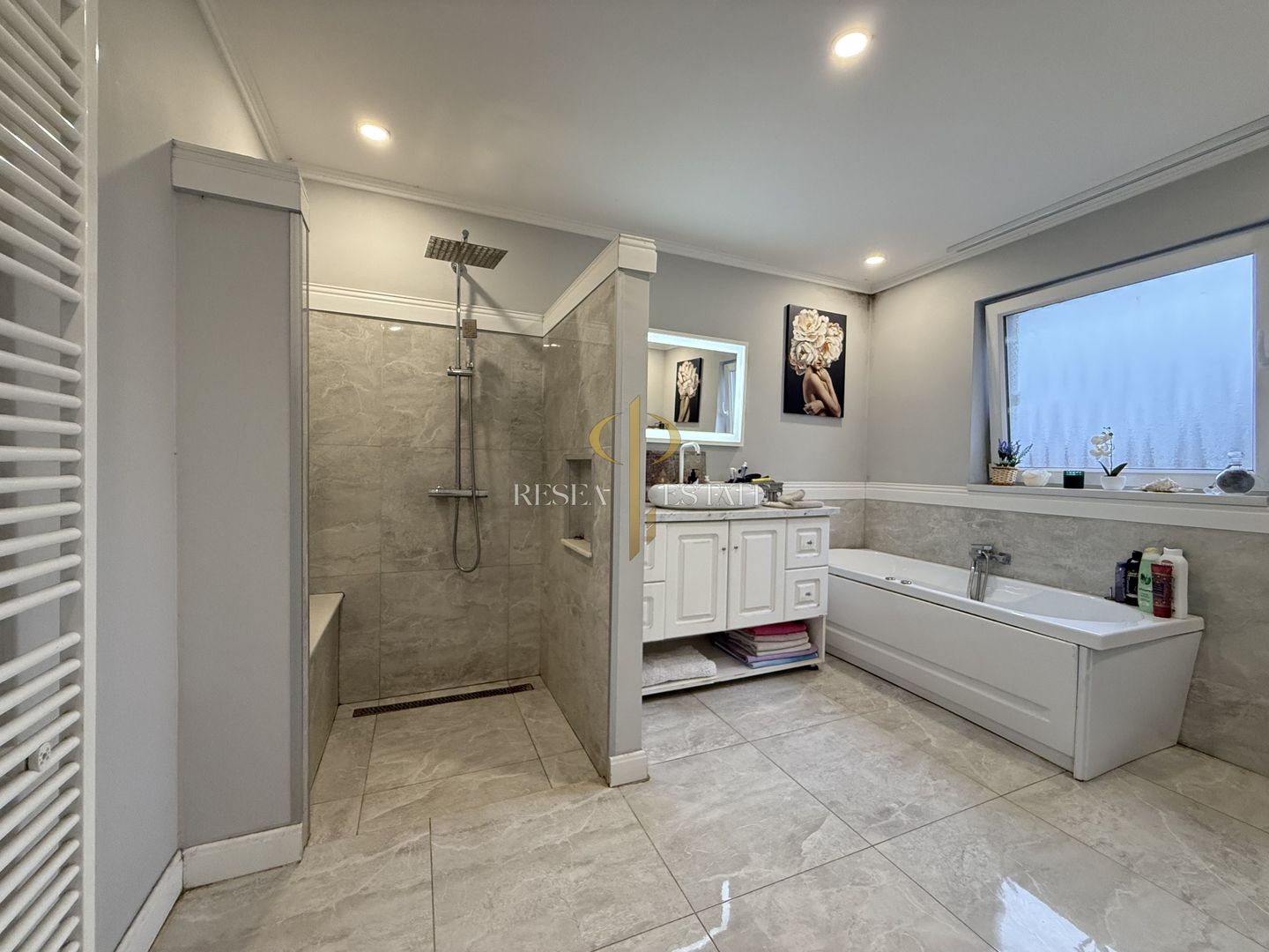 Casă spațioasă în Varias, împărțită în două unități cu acces separat - Poză 5