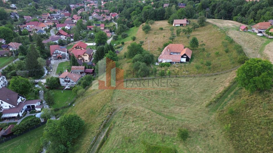 Casă tradițională sat Poarta, comuna Bran teren 4000 mp - Poză 1