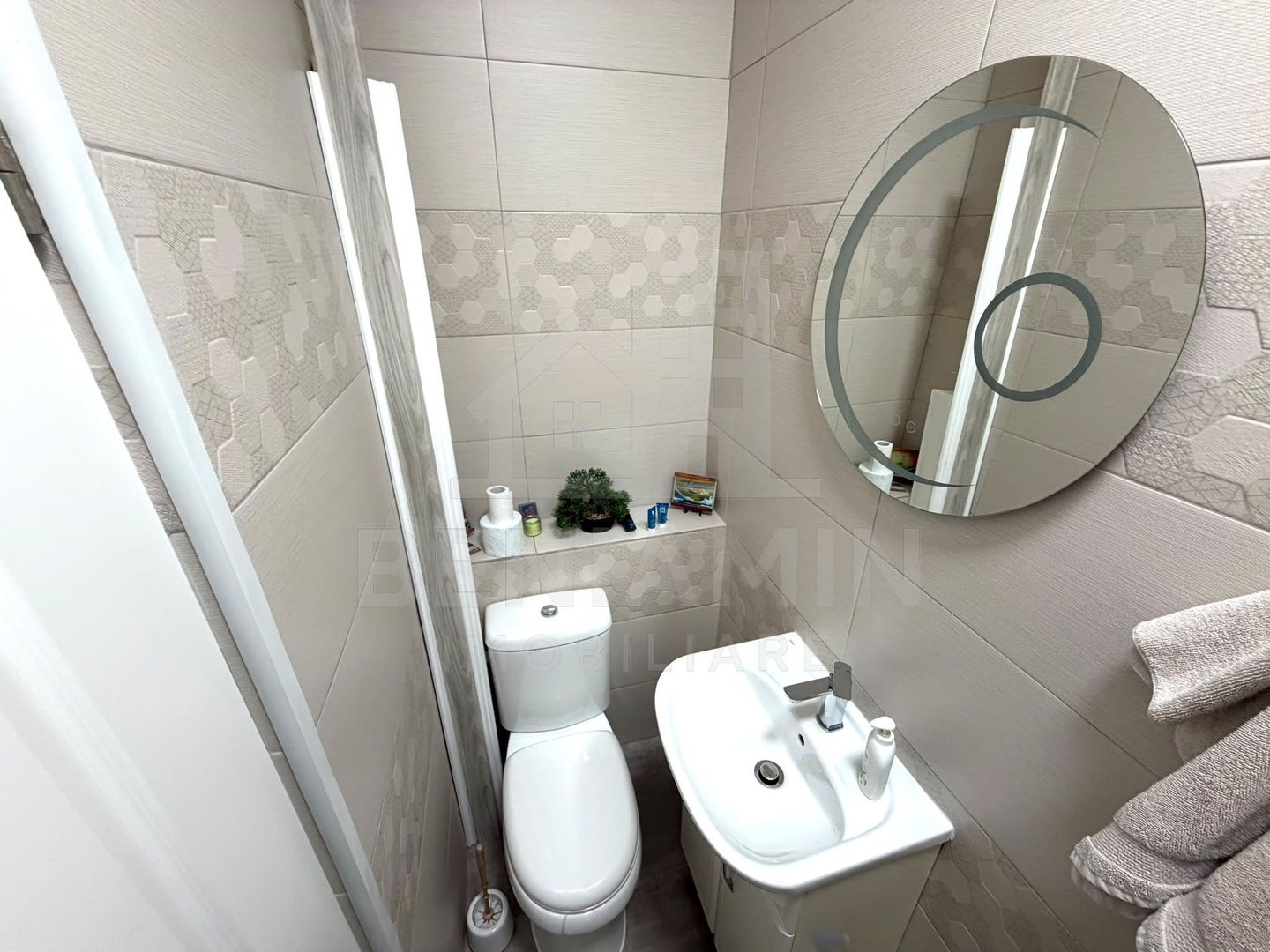 Apartament cu 3 camere si 3 bai in Craiovita Noua - Promenada Mall - - Poză 9