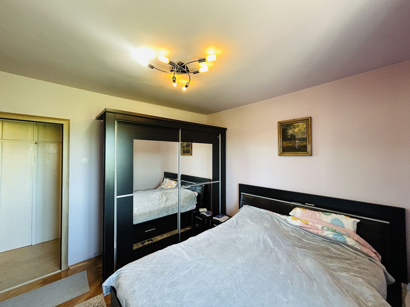 Apartament decomandat, cu 3 camere, 2 bai, 2 balcoane - Zona Strand - Poză 1