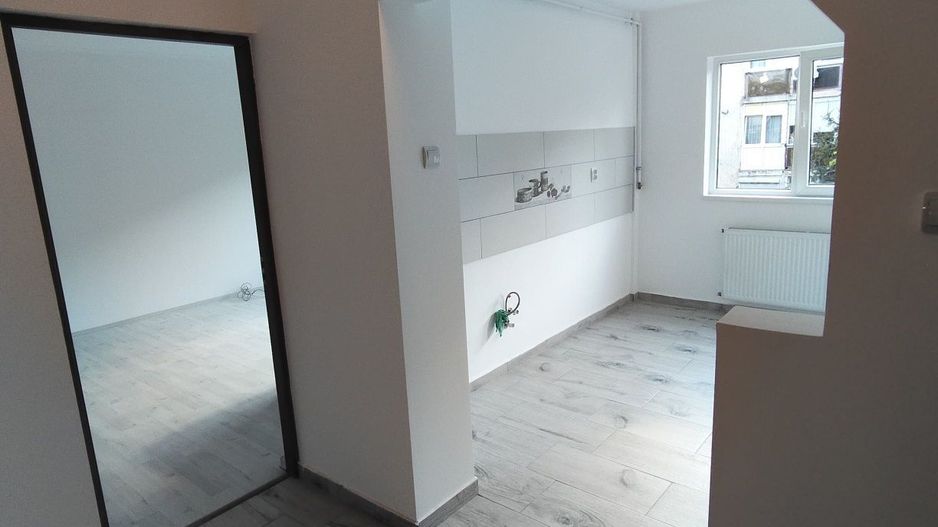 Apartament 2 camere finisat ,micro 16, etaj 2 - Poză 1