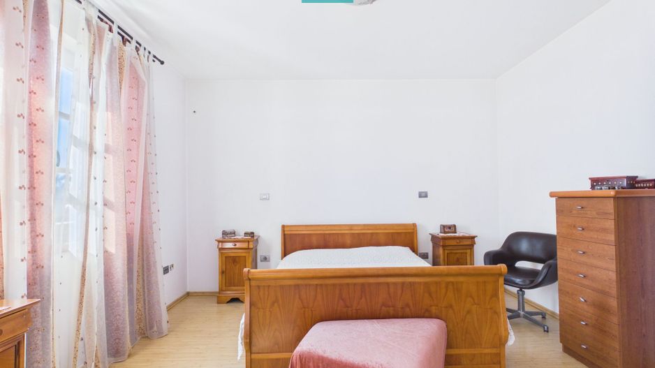Vilă cu arhitectură deosebită în Aradul Nou - Poză 15