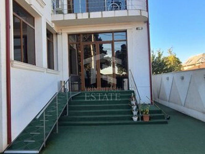 Casă / Vilă cu 8 camere de vânzare - Poză 5